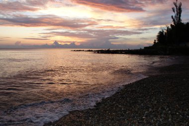 Denizde gün batımı, güzel bulutlar, arka plan.