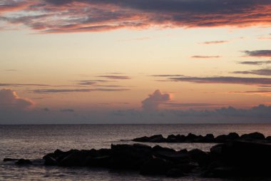 Denizde gün batımı, güzel bulutlar, arka plan.