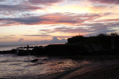 Denizde gün batımı, güzel bulutlar, arka plan.