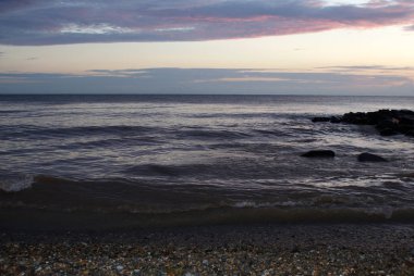 Denizde gün batımı, güzel bulutlar, arka plan.