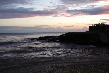 Denizde gün batımı, güzel bulutlar, arka plan.