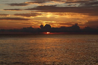 Denizde gün batımı, güzel bulutlar, arka plan.
