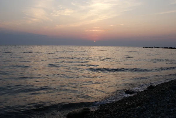 Denizde gün batımı, güzel bulutlar, arka plan.