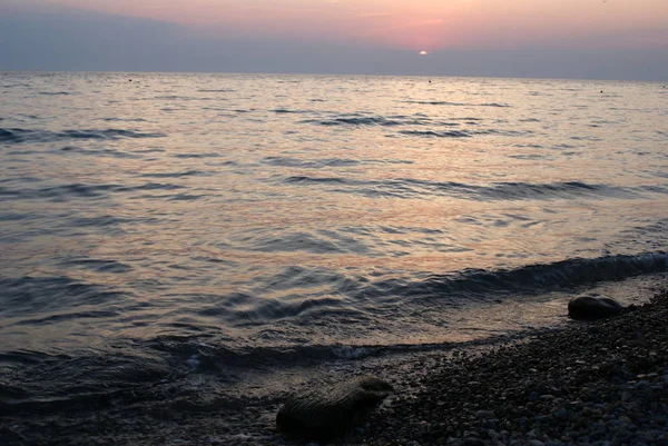 Denizde gün batımı, güzel bulutlar, arka plan.