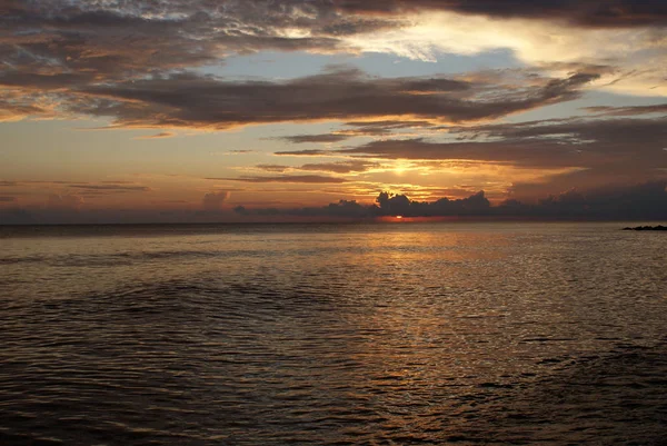 Ηλιοβασίλεμα Στη Θάλασσα Όμορφα Σύννεφα Φόντο — Φωτογραφία Αρχείου