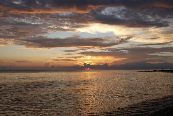 Denizde gün batımı, güzel bulutlar, arka plan.