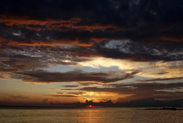 Hermosa Puesta Sol Con Fondo Nubes — Foto de Stock