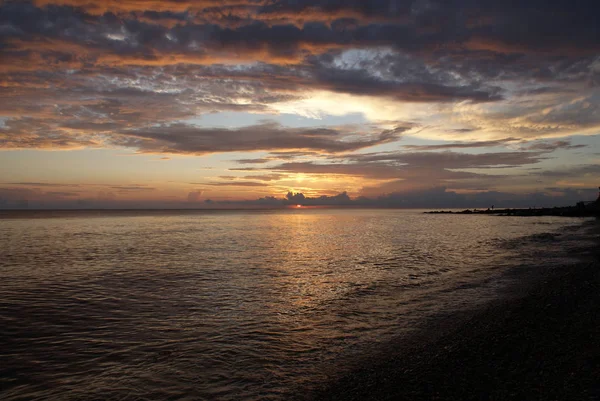 Denizde gün batımı, güzel bulutlar, arka plan.
