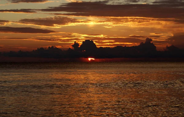 Puesta Sol Mar Hermosas Nubes Fondo — Foto de Stock