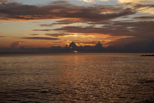 Puesta Sol Mar Hermosas Nubes Fondo — Foto de Stock