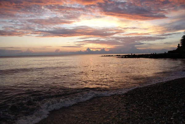 Denizde gün batımı, güzel bulutlar, arka plan.