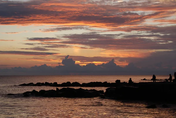 Denizde gün batımı, güzel bulutlar, arka plan.