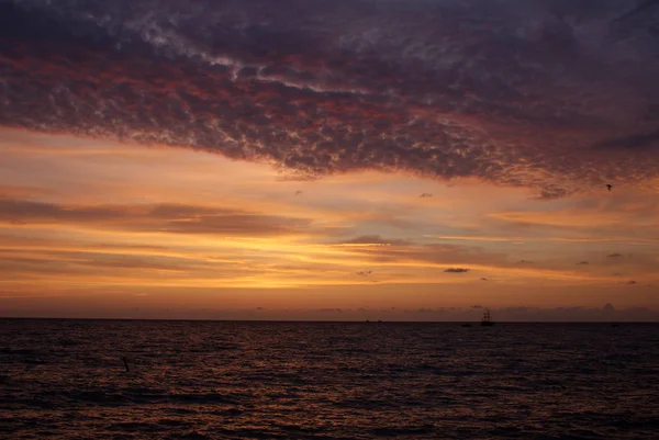 Puesta Sol Mar Hermosas Nubes Fondo — Foto de Stock