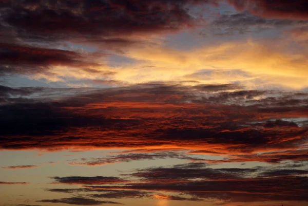 Bulutlar arka plan ile güzel gün batımı.