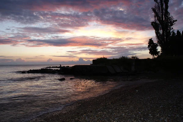 Denizde gün batımı, güzel bulutlar, arka plan.