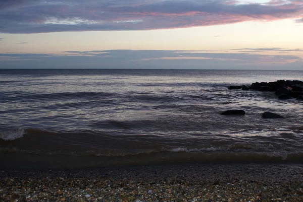 Denizde gün batımı, güzel bulutlar, arka plan.