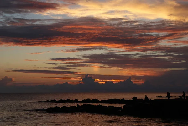 Puesta Sol Mar Hermosas Nubes Fondo — Foto de Stock