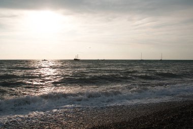 gün batımında denize yat.