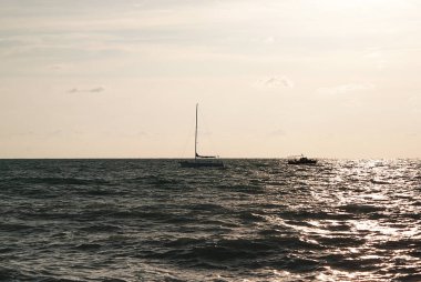 gün batımında denize yat.