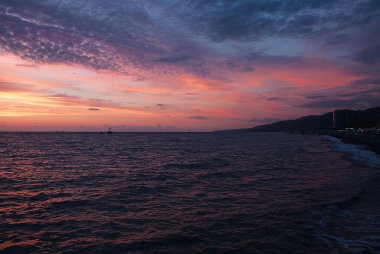 Denizde gün batımı, güzel bulutlar, arka plan.