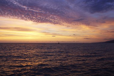 Denizde gün batımı, güzel bulutlar, arka plan.