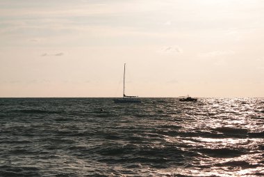 gün batımında denize yat.