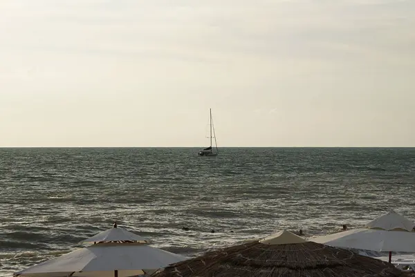 Ombrellone Barca Mare Sullo Sfondo Del Tramonto — Foto Stock