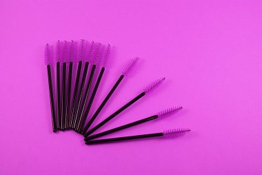 Kirpik ler ve kaşlar için fırça, parlak arka plan üzerinde bir dizi fırça.