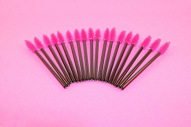 Kirpik ler ve kaşlar için fırça, parlak arka plan üzerinde bir dizi fırça.