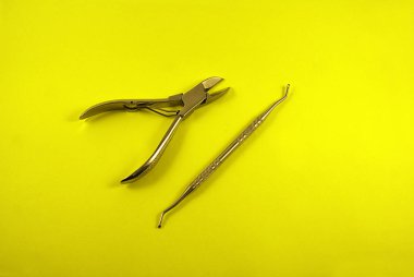 Parlak bir arka plan üzerinde manikür ve pedikür için araçlar.