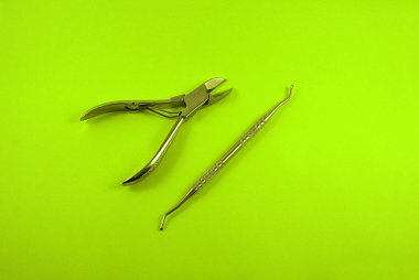 Parlak bir arka plan üzerinde manikür ve pedikür için araçlar.