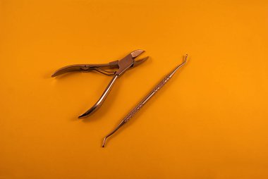 Parlak bir arka plan üzerinde manikür ve pedikür için araçlar.