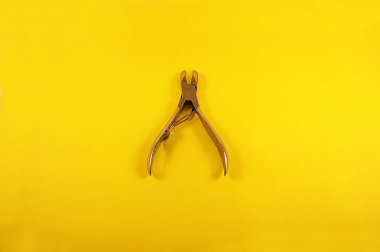 Parlak bir arka plan üzerinde manikür ve pedikür için araçlar.