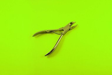 Parlak bir arka plan üzerinde manikür ve pedikür için araçlar.