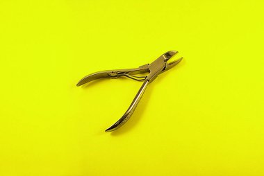 Parlak bir arka plan üzerinde manikür ve pedikür için araçlar.