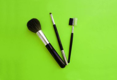 Parlak bir arka plan üzerinde makyaj için fırçalar kümesi.