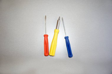 Parlak arka plandaki onarım araçları.