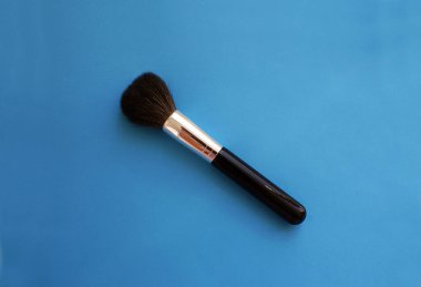 Makyaj fırçası, büyük fırça, parlak arka plan.