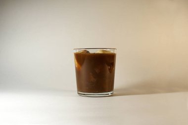 Bir bardak süt ile buz kahve, buz küpleri.