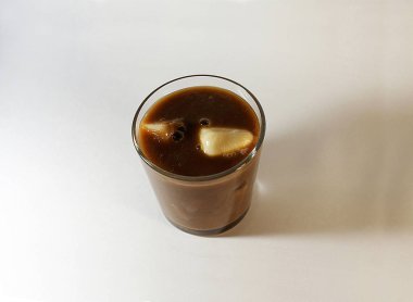 Bir bardak süt ile buz kahve, buz küpleri.