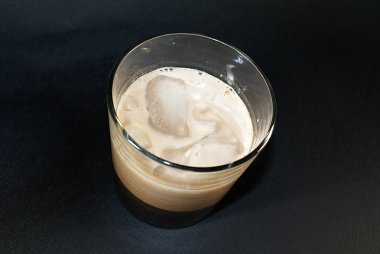 Bir bardak süt ile buz kahve, buz küpleri.