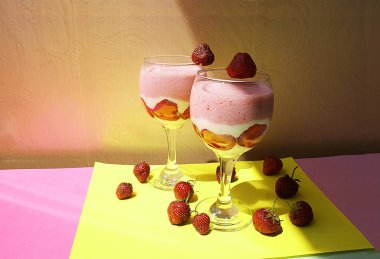 Çilek smoothies ve çilek, içki.