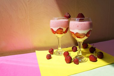 Çilek smoothies ve çilek, içki.