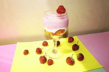 Çilek smoothies ve çilek, içki.