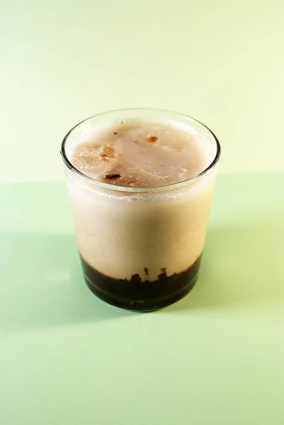 グラスにミルク入りアイスコーヒー アイスキューブ — ストック写真
