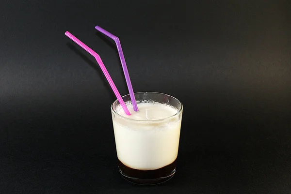 カクテルチューブ アイスキューブ付きグラスにミルク入りアイスコーヒー — ストック写真