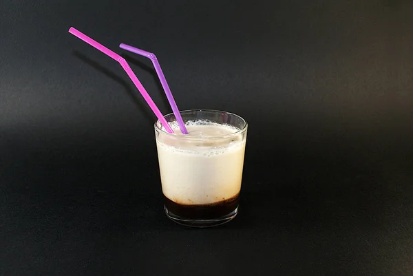 Kokteyl Tüpleri Buz Küpleri Ile Bir Bardak Süt Ile Buz — Stok fotoğraf