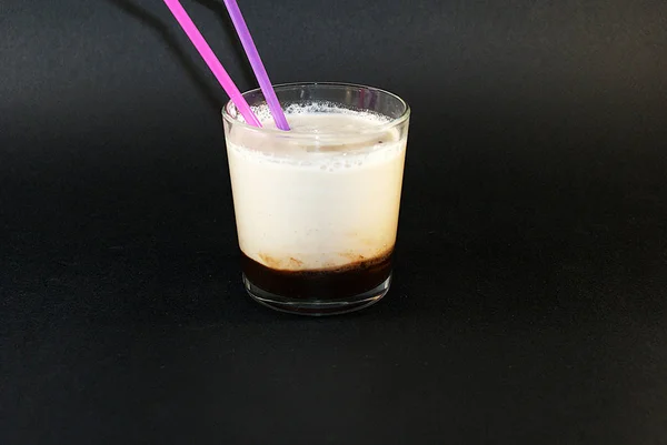 Kokteyl Tüpleri Buz Küpleri Ile Bir Bardak Süt Ile Buz — Stok fotoğraf