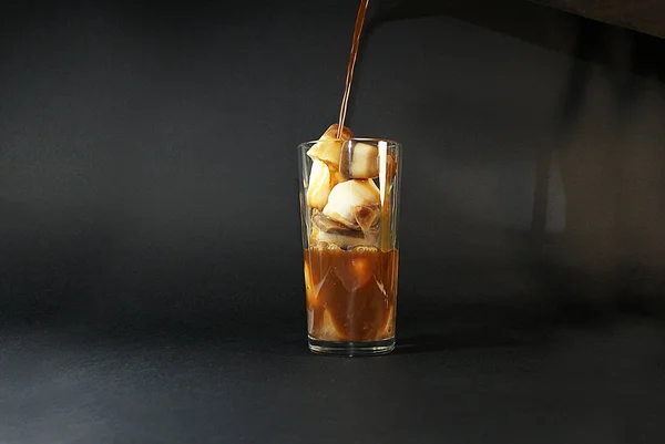 Versare Caffè Freddo Con Latte Bicchiere Cubetti Ghiaccio — Foto Stock