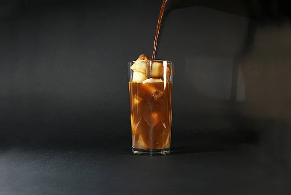 Kalter Kaffee Mit Milch Ein Glas Gießen Eiswürfel — Stockfoto